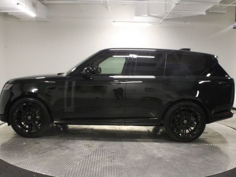 Used 2025 Land Rover Range Rover SE AWD/4WD image 2