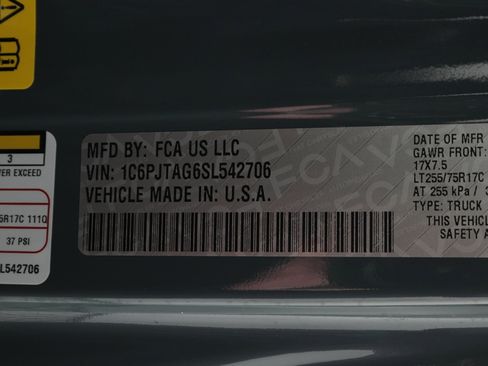 Used 2025 Jeep Gladiator Sport image 32