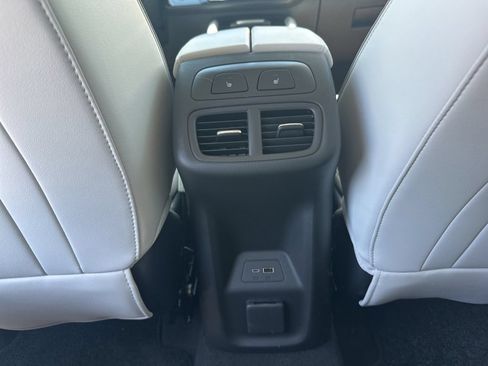 Used 2025 Buick Envision Avenir AWD/4WD image 12