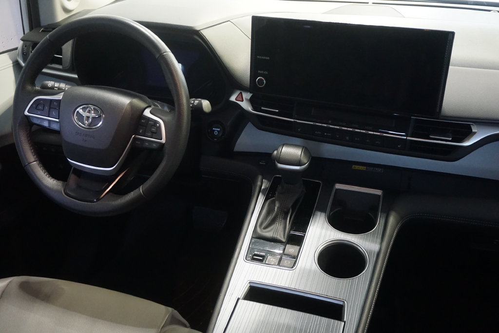 Used 2025 Toyota Sienna XLE w/ XLE Plus Package AWD/4WD image 28