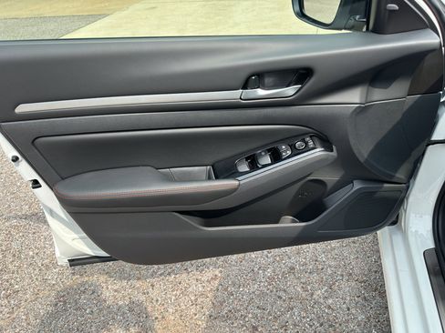 New 2025 Nissan Altima 2.5 SR image 10