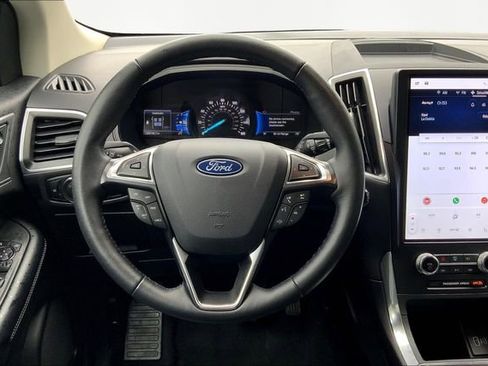 Used 2024 Ford Edge Titanium image 8