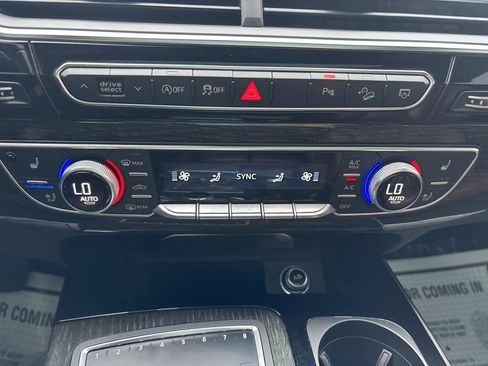 Used 2018 Audi Q7 3.0T Prestige AWD/4WD image 17