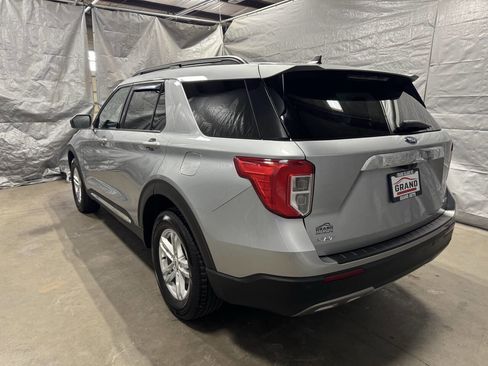 Used 2022 Ford Explorer XLT w/ Equipment Group 202A image 4