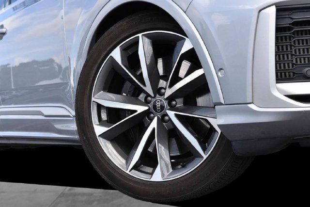 Used 2021 Audi SQ7 Premium Plus w/ Executive Package AWD/4WD image 3