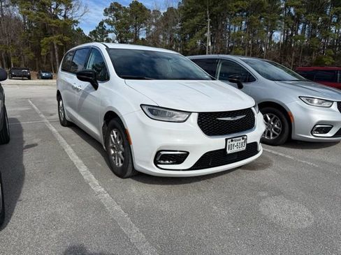 Used 2024 Chrysler Pacifica Touring-L image 2