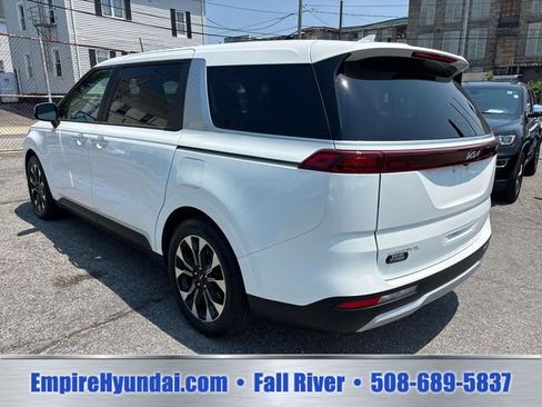 Used 2024 Kia Carnival EX FWD image 3