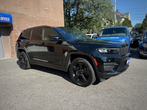 Used 2023 Jeep Grand Cherokee Altitude AWD/4WD image 3