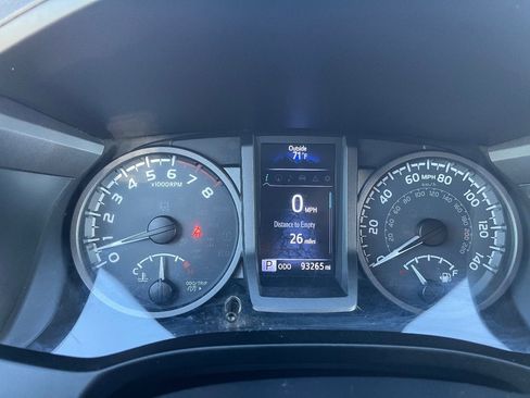 Used 2016 Toyota Tacoma TRD Sport image 21