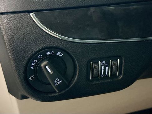 Used 2016 Chrysler Town & Country Touring w/ Driver Convenience Group image 11