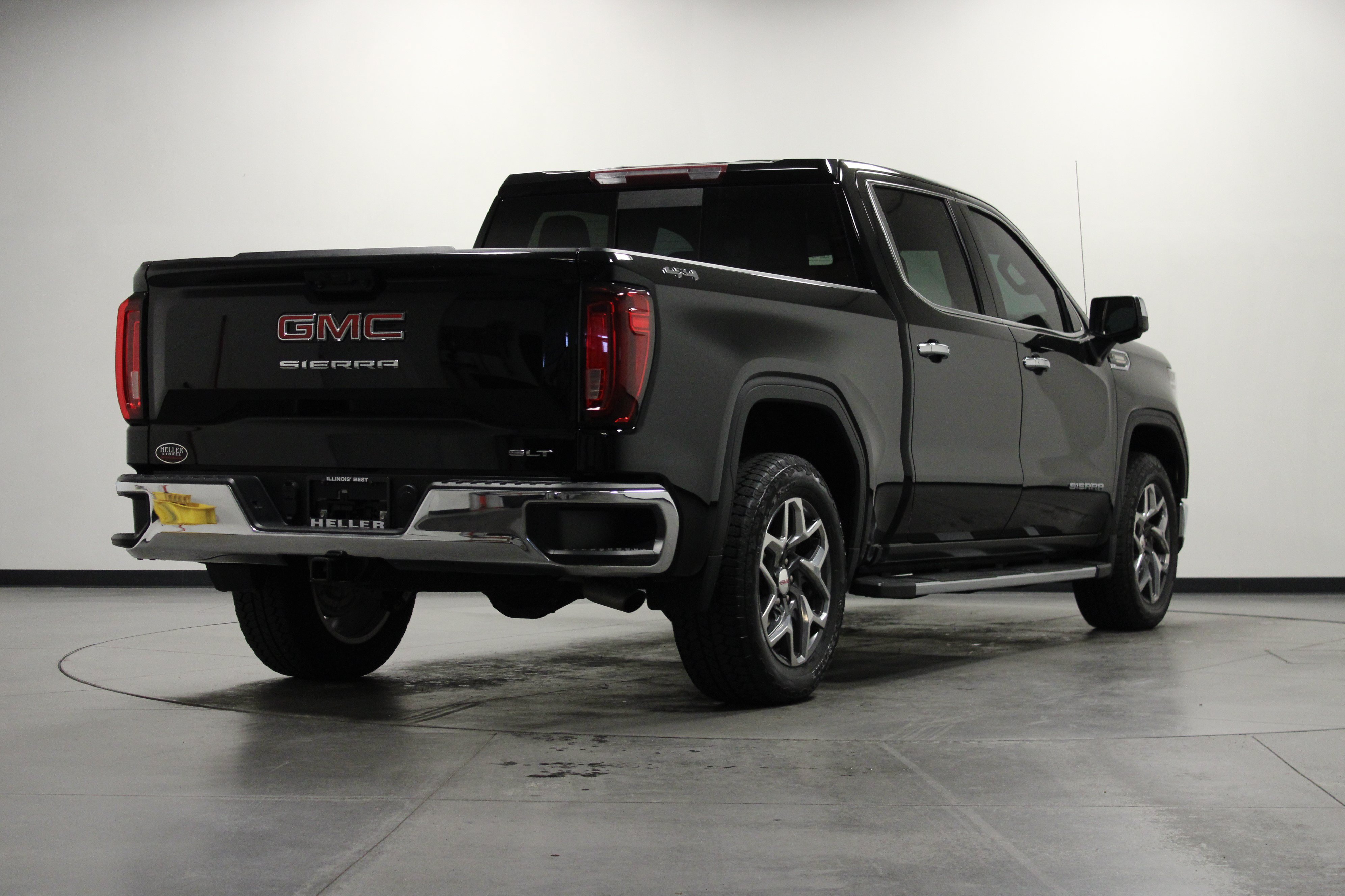 Used 2023 GMC Sierra 1500 SLT w/ SLT Premium Package AWD/4WD image 4