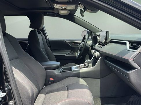 Used 2021 Toyota RAV4 SE image 9