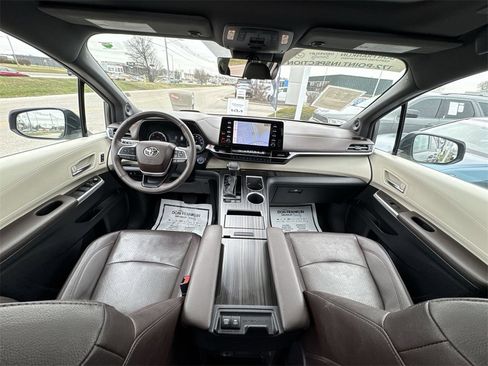 Used 2023 Toyota Sienna Platinum image 21