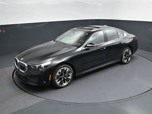 Certified 2025 BMW 530i image 1