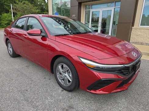 Certified 2025 Hyundai Elantra SE FWD image 1