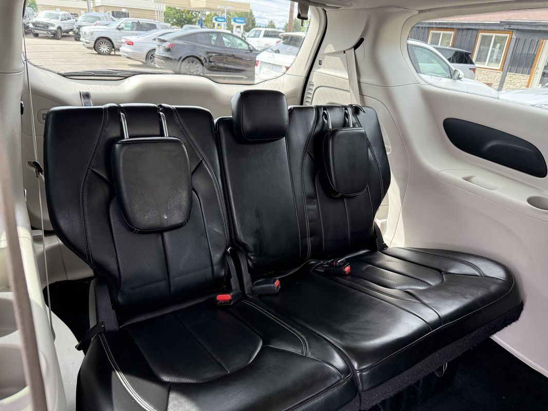 Used 2024 Chrysler Pacifica Touring-L FWD image 22