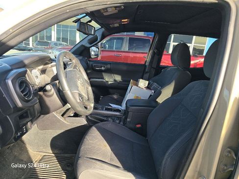 Used 2016 Toyota Tacoma TRD Sport image 9