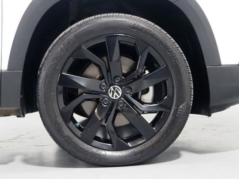 Used 2024 Volkswagen Taos SE w/ Panoramic Sunroof Package FWD image 36