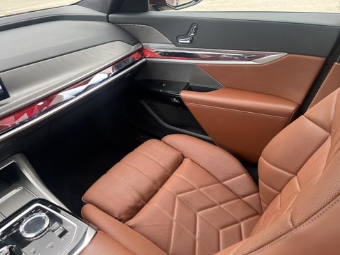 Used 2023 BMW 760i xDrive AWD/4WD image 11