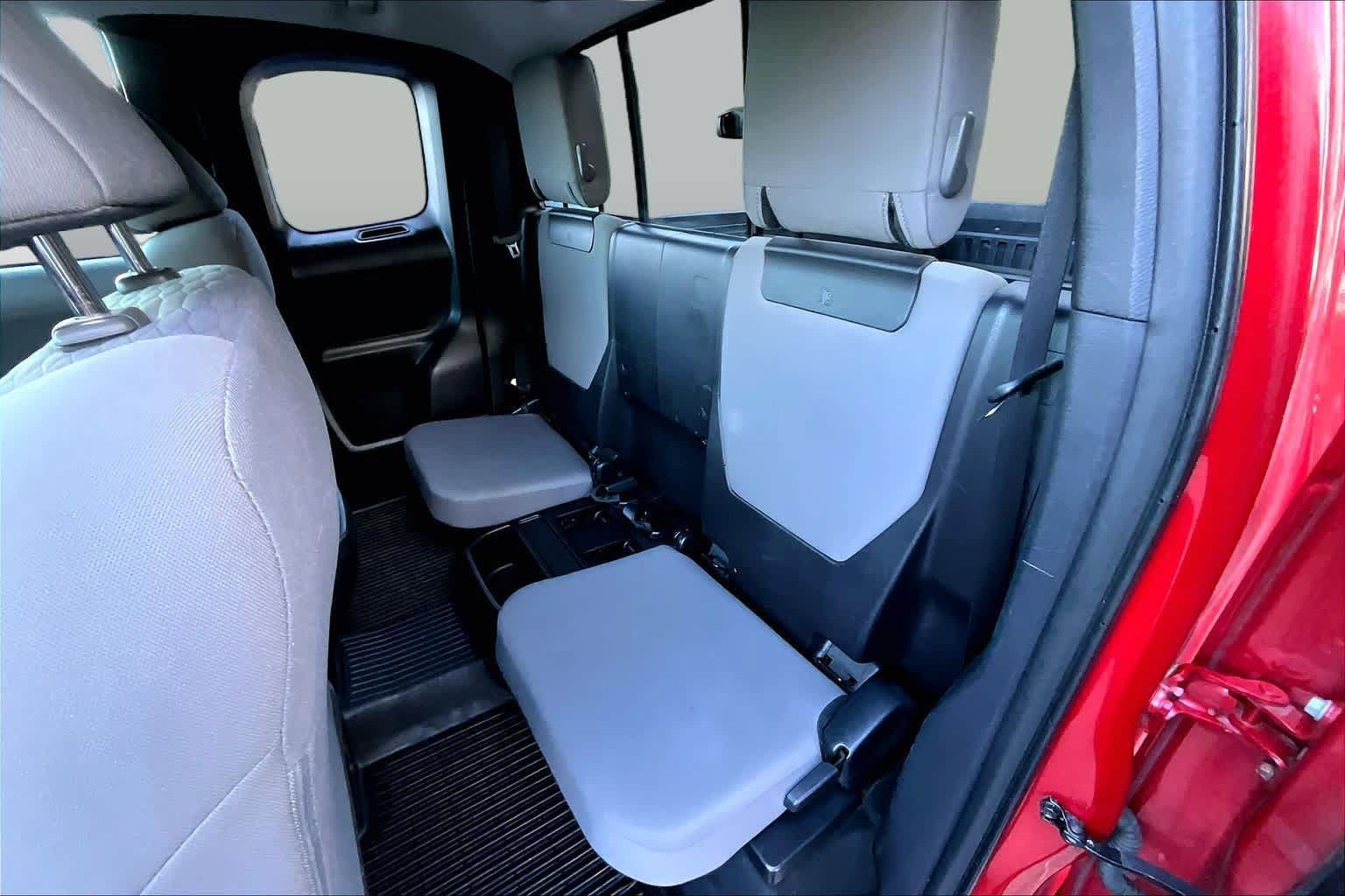 Certified 2016 Toyota Tacoma SR5 AWD/4WD image 19
