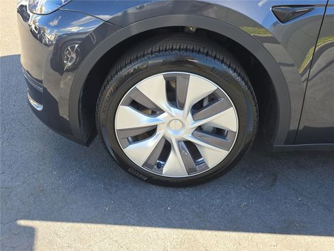Used 2024 Tesla Model Y Long Range image 8