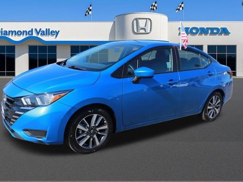 Used 2023 Nissan Versa SV image 3