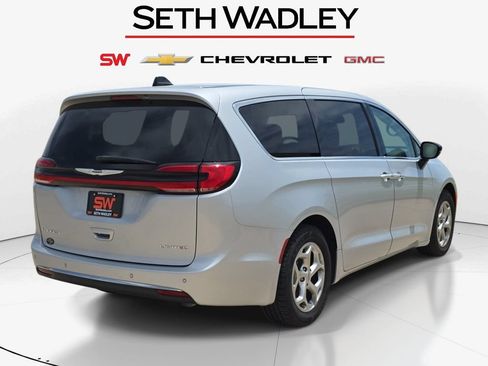 Used 2024 Chrysler Pacifica Limited FWD image 7