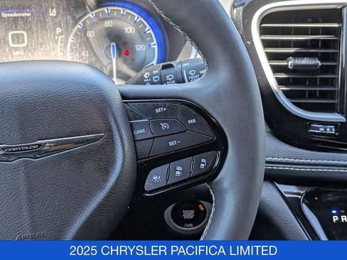 Used 2025 Chrysler Pacifica Limited FWD image 22