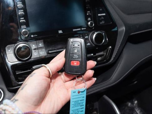 Used 2022 Toyota Highlander XSE AWD/4WD image 18