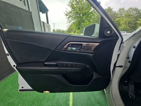 Used 2017 Honda Accord EX-L image 38