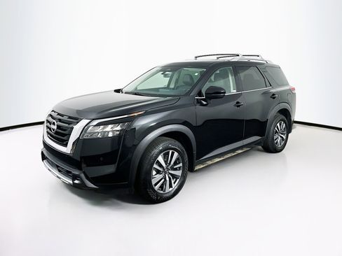 Used 2025 Nissan Pathfinder SL image 3