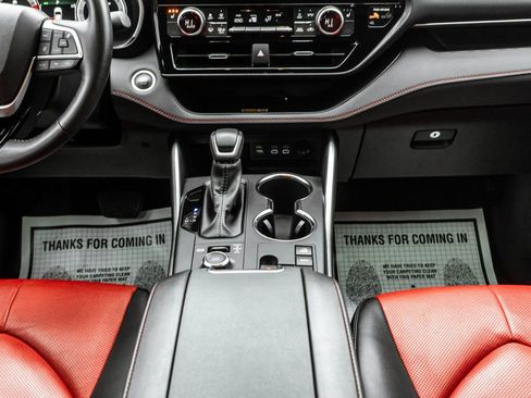 Used 2025 Toyota Highlander XSE image 12