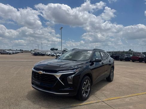 Used 2025 Chevrolet Trax LT FWD image 7