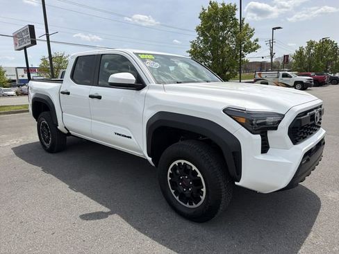 Used 2025 Toyota Tacoma TRD Off-Road AWD/4WD image 3