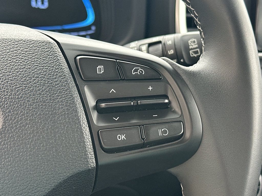 Used 2025 Hyundai Venue SEL FWD image 15