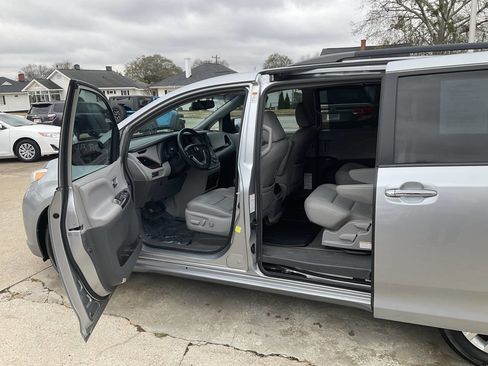 Used 2017 Toyota Sienna image 10