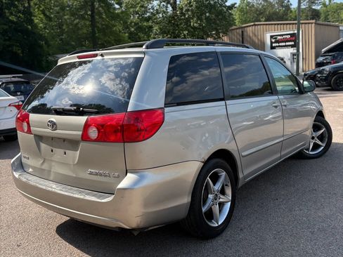 Used 2010 Toyota Sienna LE FWD image 5