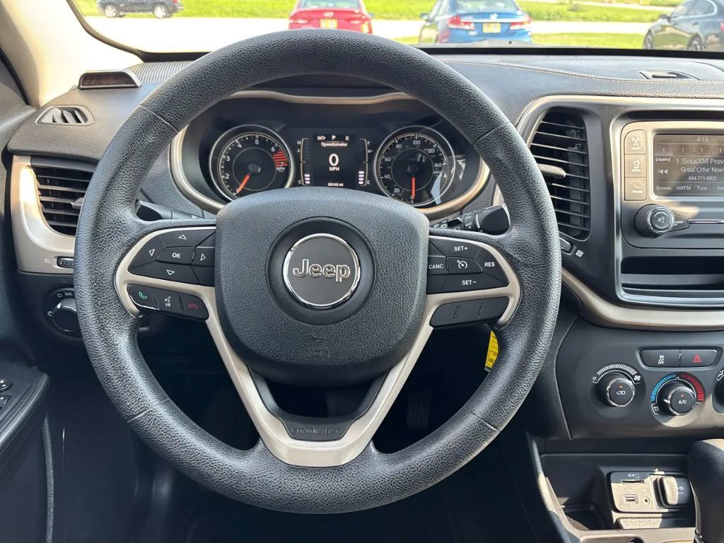 Used 2016 Jeep Cherokee Sport FWD image 13