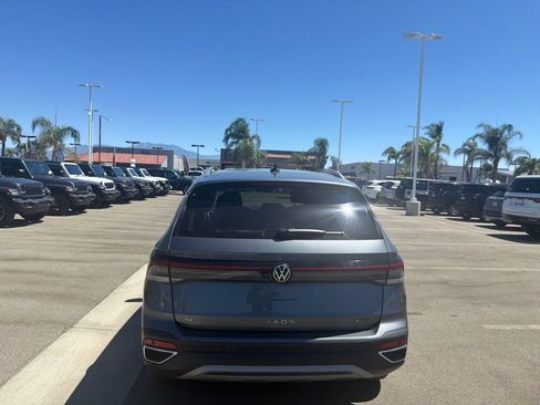 Used 2025 Volkswagen Taos SE AWD/4WD image 6