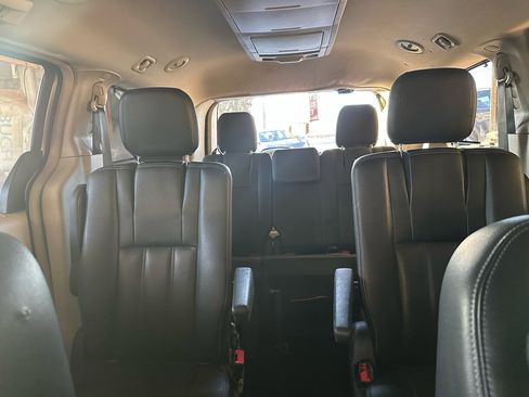 Used 2016 Chrysler Town & Country Touring w/ Driver Convenience Group image 16