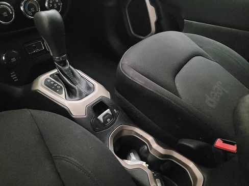 Used 2016 Jeep Renegade Latitude AWD/4WD image 26
