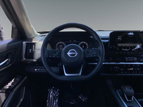 Used 2025 Nissan Pathfinder Platinum FWD image 12