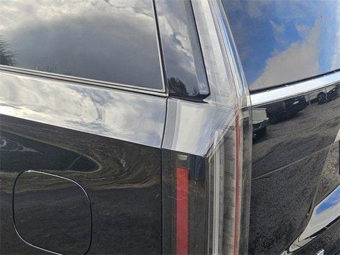 Certified 2025 Cadillac Escalade Premium Luxury image 11