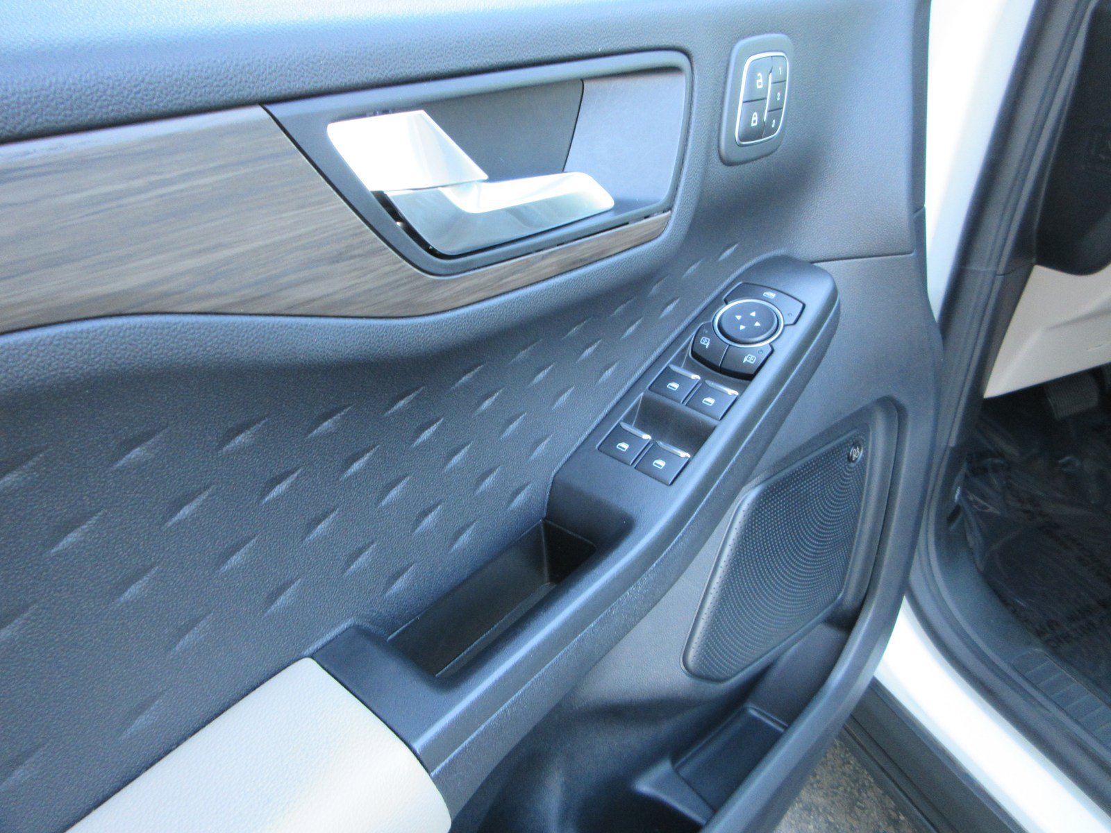 Used 2020 Ford Escape Titanium FWD image 30