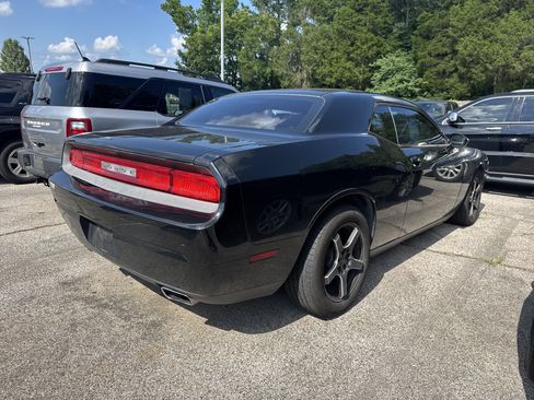 Used 2013 Dodge Challenger SXT RWD image 2