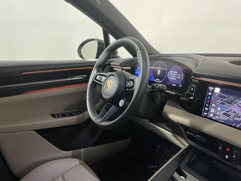 Used 2025 Porsche Macan Electric image 12