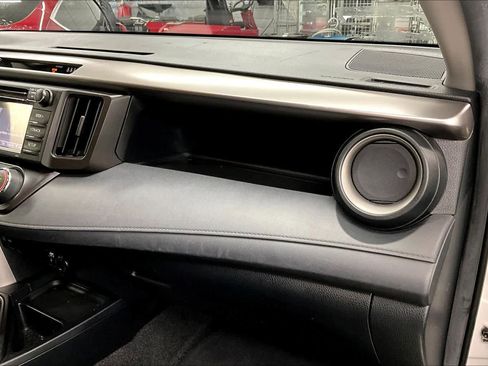 Used 2018 Toyota RAV4 LE w/ Carpet Mat Package image 18