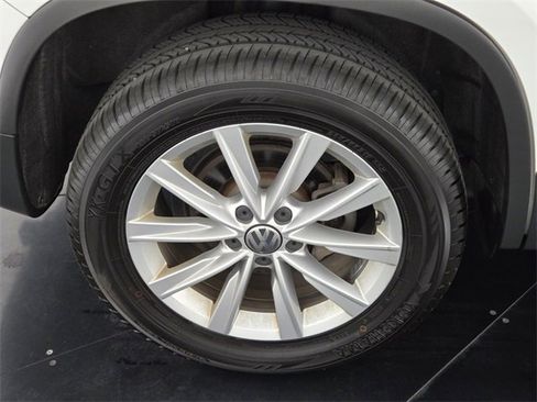 Used 2017 Volkswagen Tiguan S image 10