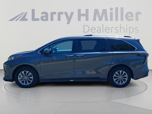 Certified 2025 Toyota Sienna XLE FWD image 2