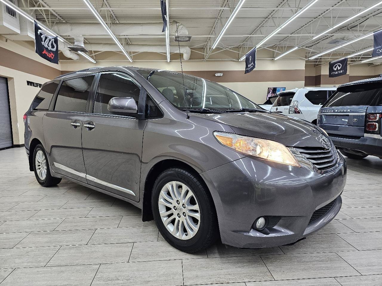 Used 2013 Toyota Sienna XLE FWD image 5